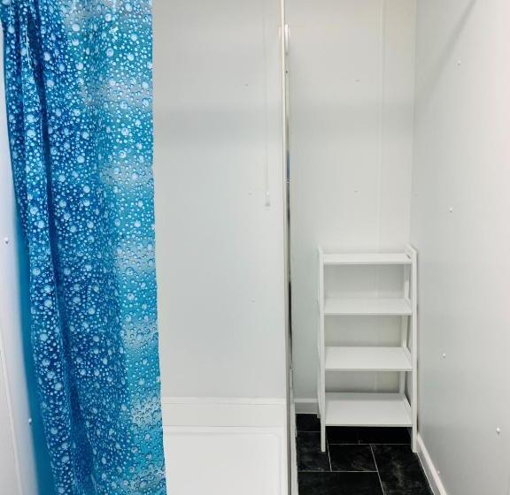 اتاق خانوادگی, Four Oaks