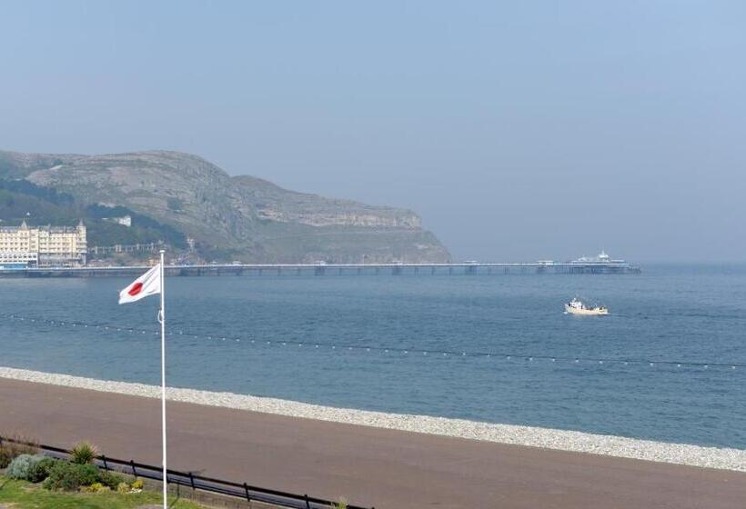 اتاق خانوادگی با چشمانداز دریا, Four Oaks