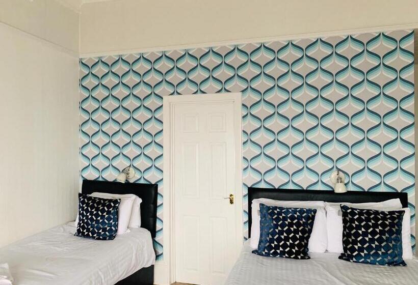 اتاق خانوادگی با چشمانداز دریا, Four Oaks