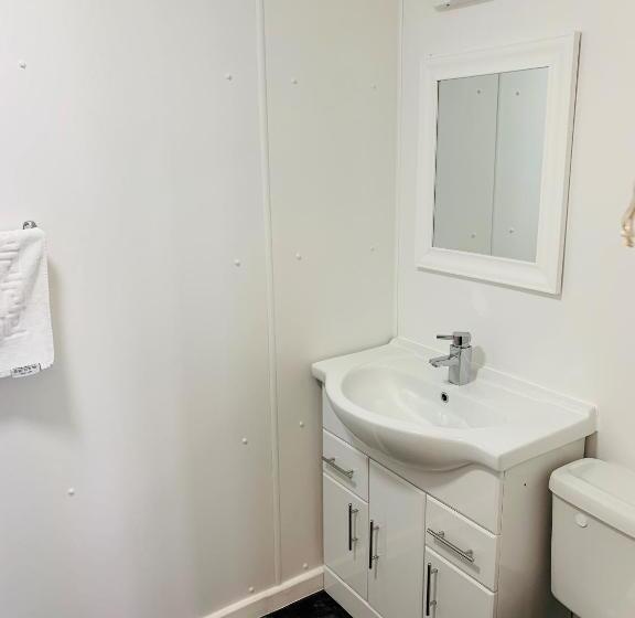 اتاق خانوادگی با چشمانداز دریا, Four Oaks