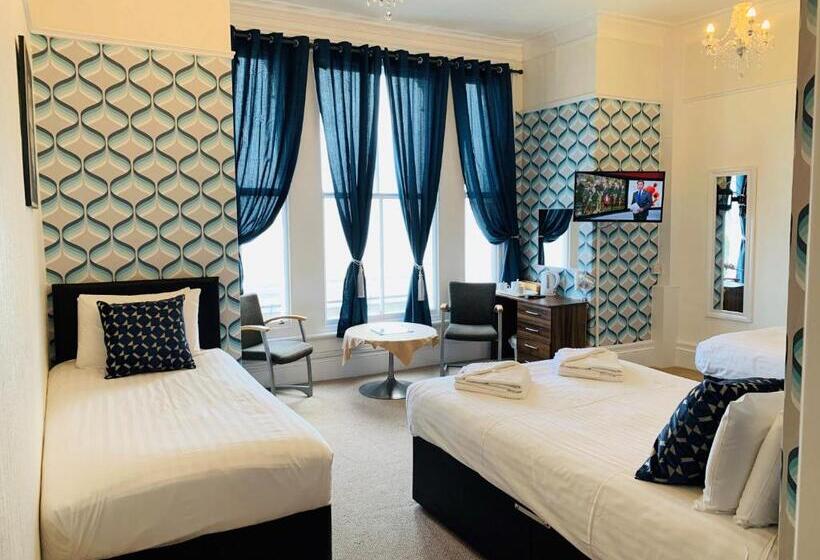 اتاق خانوادگی با چشمانداز دریا, Four Oaks