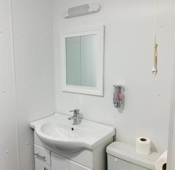 اتاق خانوادگی با چشمانداز دریا, Four Oaks