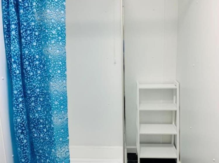 اتاق خانوادگی با چشمانداز دریا, Four Oaks