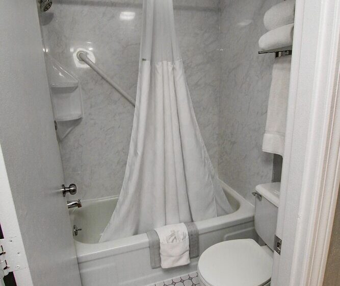 غرفه قياسيه سريرين مزدوجين, Ramada Hotel & Conference Center By Wyndham Lewiston