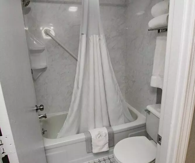 ２ダブルベッドのスタンダードルーム, Ramada Hotel & Conference Center By Wyndham Lewiston