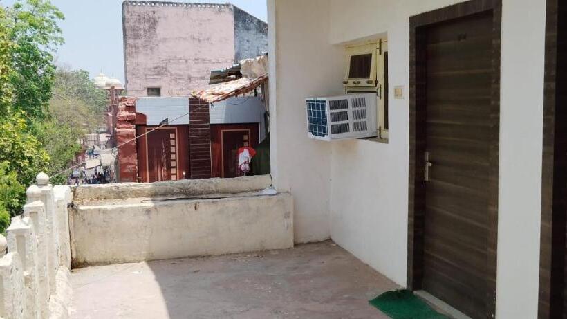 اتاق استاندارد با بالکن, Host Near Taj