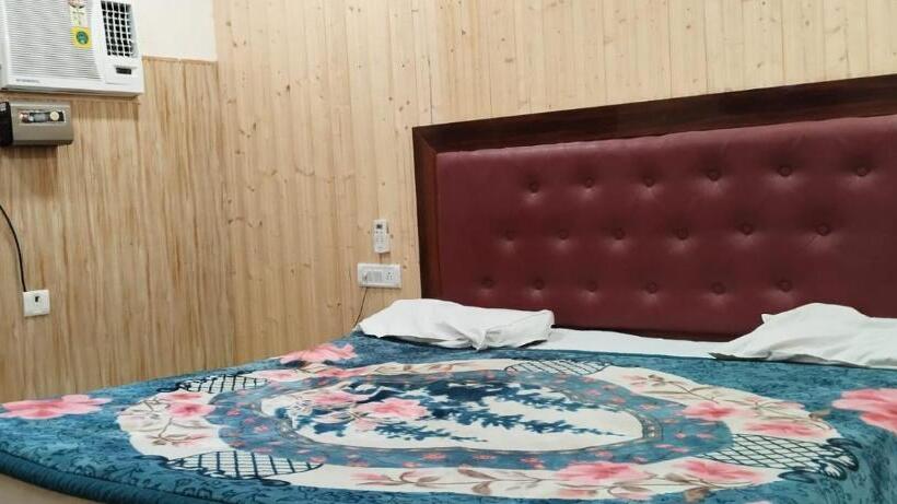 اتاق استاندارد با بالکن, Host Near Taj