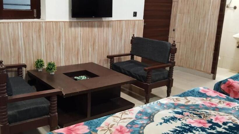 اتاق استاندارد با بالکن, Host Near Taj