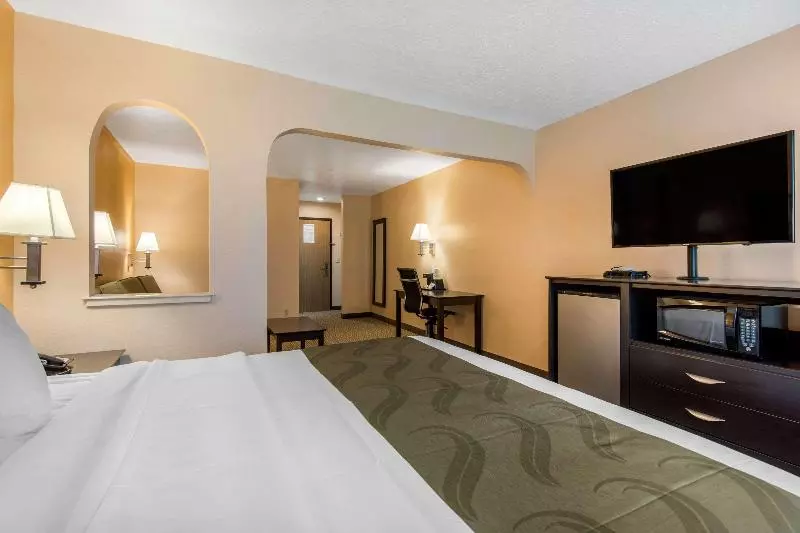 キングサイズベッドのスイートルーム, Quality Inn & Suites Albuquerque North Near Balloon Fiesta Park