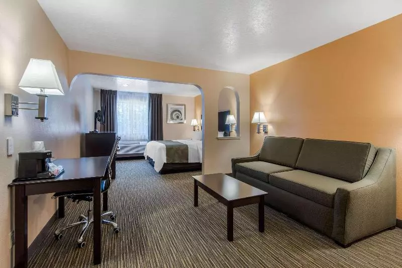 キングサイズベッドのスイートルーム, Quality Inn & Suites Albuquerque North Near Balloon Fiesta Park