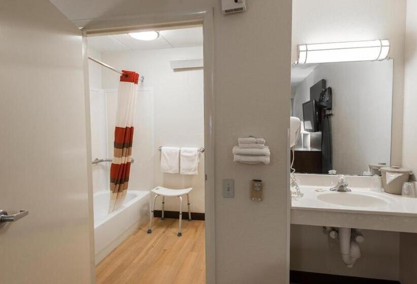 장애인용 디럭스룸, Red Roof Inn Plus+ St Louis Forest Park/ Hampton Ave