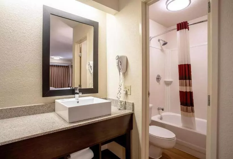 キングサイズベッドのスタンダードルーム, Red Roof Inn Plus+ St Louis   Forest Park/ Hampton Ave 