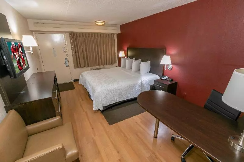 キングサイズベッドのスーペリアルーム, Red Roof Inn Plus+ St Louis   Forest Park/ Hampton Ave 