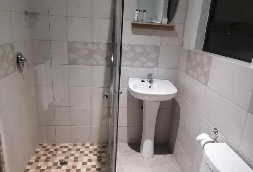 غرفة ديلوكس, The Hill Hotel And Conference Centre