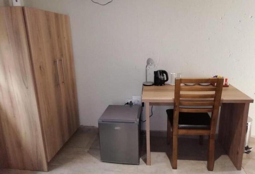 经济房, The Hill Hotel And Conference Centre