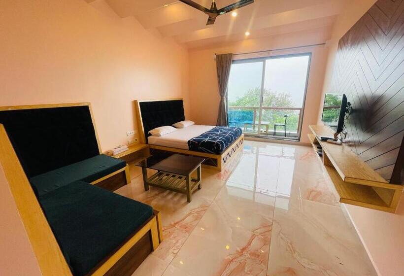 סוויטה עם מרפסת, Saptarang Residency Panhala
