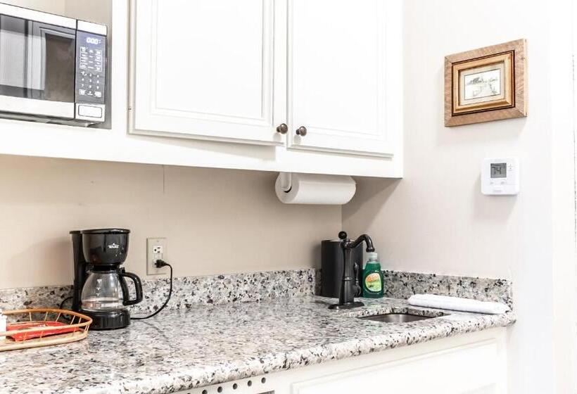 جناح, The Lodge At The Bluffs