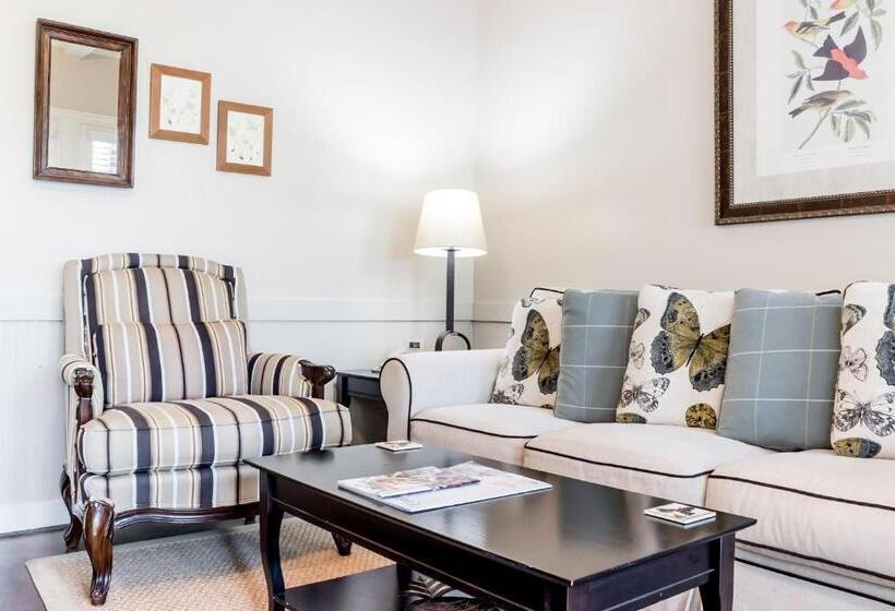 جناح, The Lodge At The Bluffs