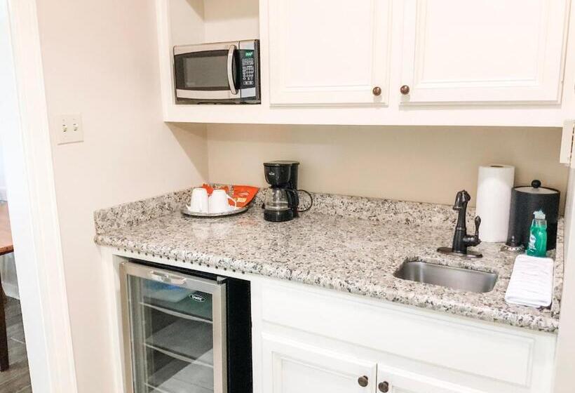 جناح سرير كينج, The Lodge At The Bluffs