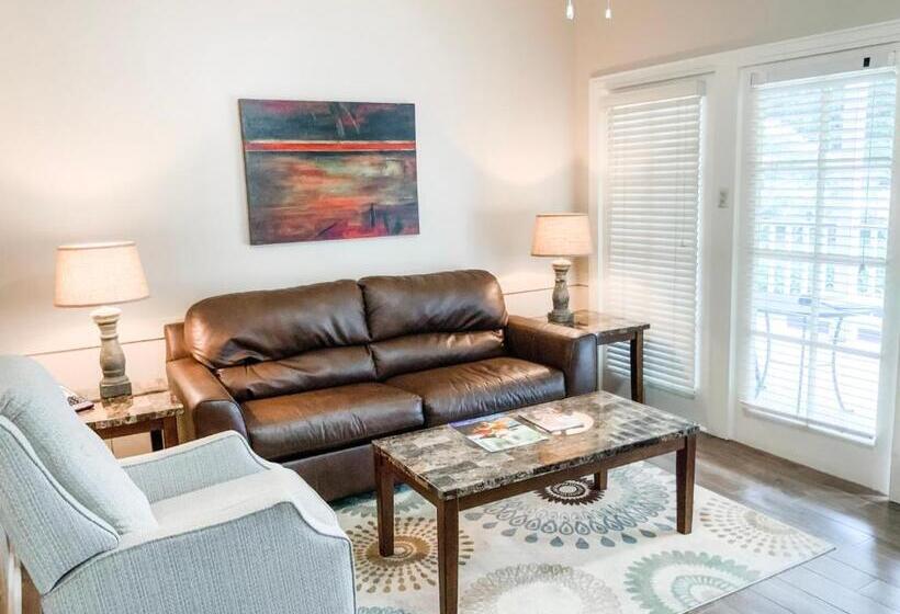 جناح سرير كينج, The Lodge At The Bluffs