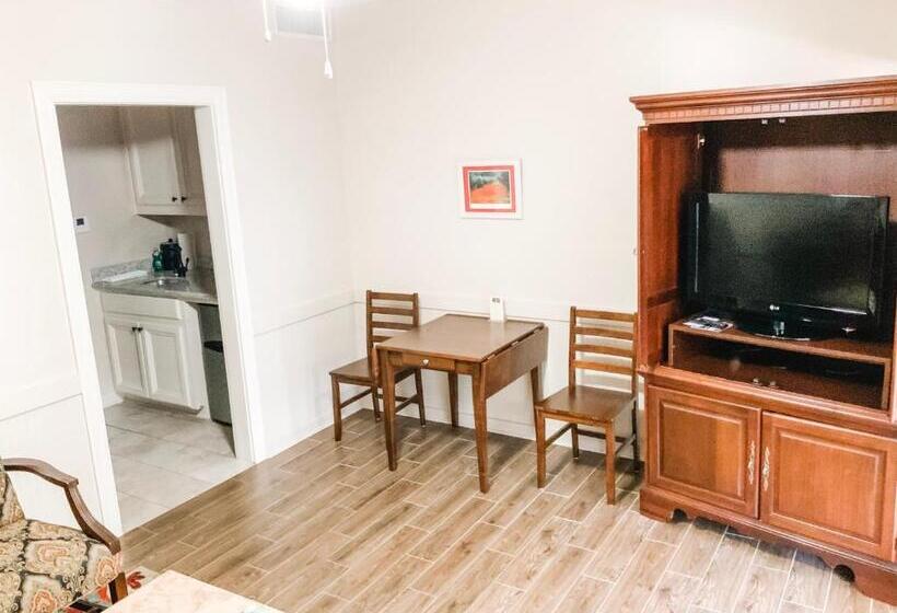 إستوديو ديلوكس, The Lodge At The Bluffs