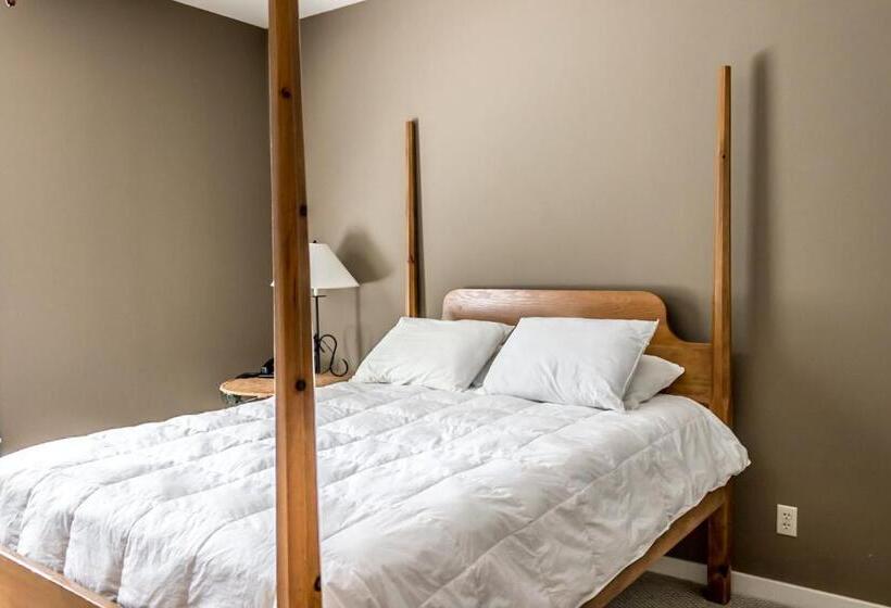 جناح غرفتين نوم, The Lodge At The Bluffs