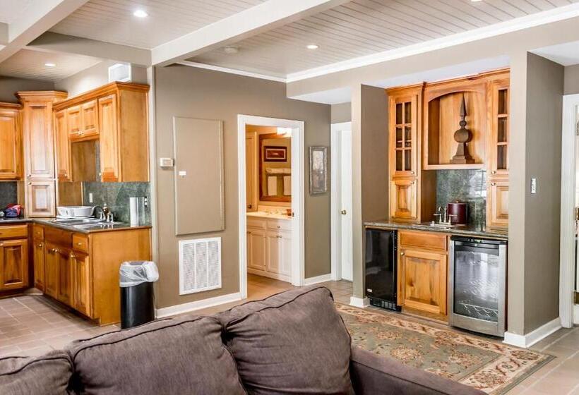 جناح غرفتين نوم, The Lodge At The Bluffs