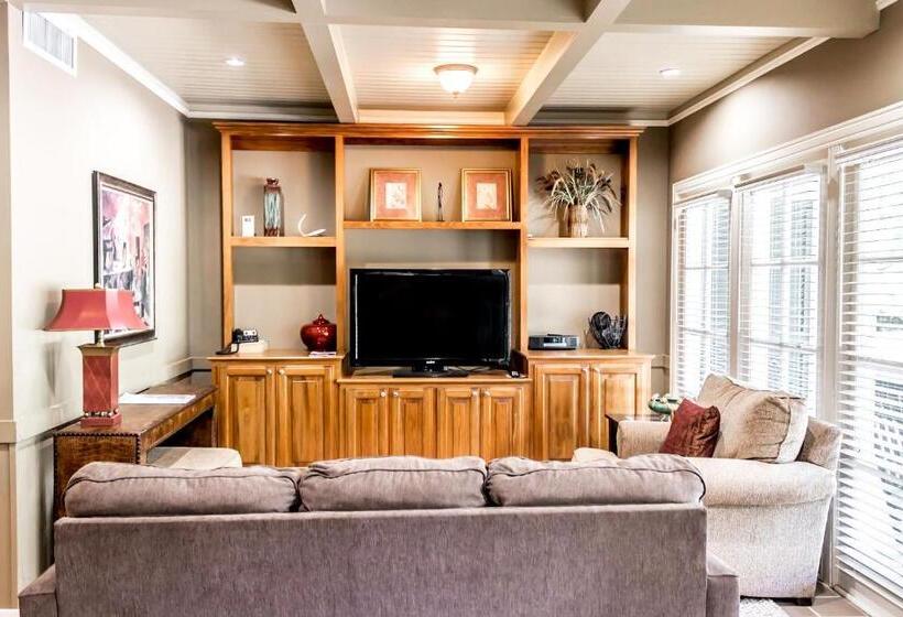 جناح غرفتين نوم, The Lodge At The Bluffs