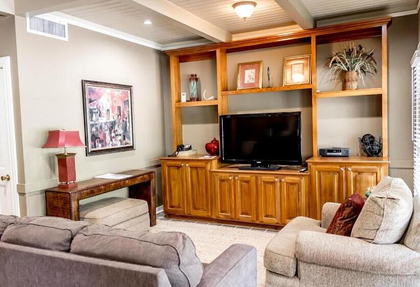 جناح غرفتين نوم, The Lodge At The Bluffs