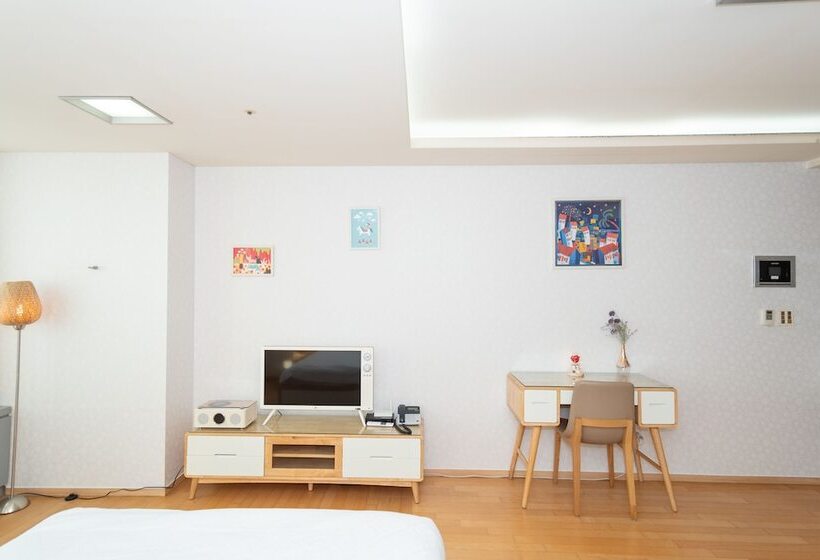 基本间, Airport Capsule Hotel Fly Me To The Moon