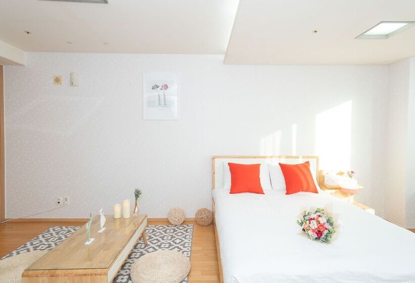 基本间, Airport Capsule Hotel Fly Me To The Moon