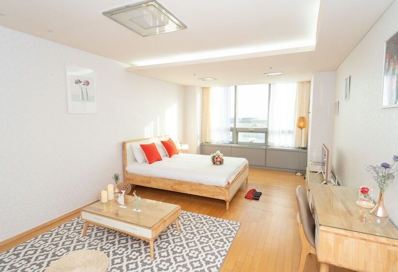 غرفة أساسية, Airport Capsule Hotel Fly Me To The Moon