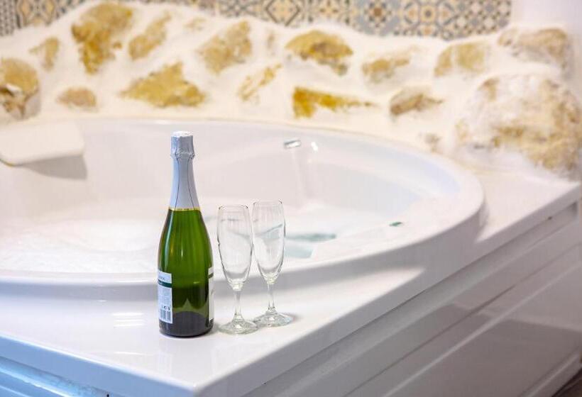 ジュニアスイート, Fortress Jacuzzi Suites