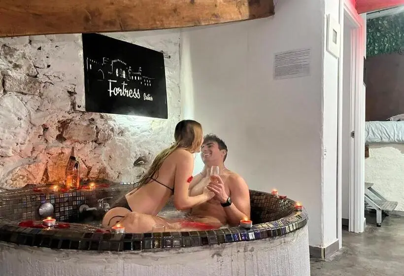 スーペリアースイート, Fortress Jacuzzi Suites
