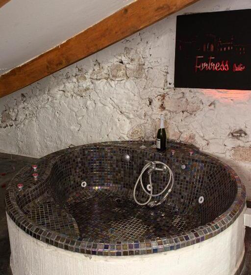 高级套房, Fortress Jacuzzi Suites