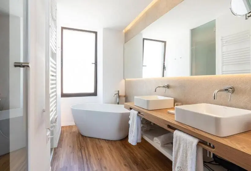 سوئیت با وان آب گرم, Ynaira Hotel & Spa