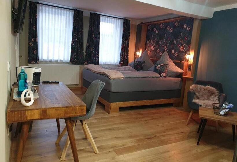 Студия Superior, Pelikans Krone