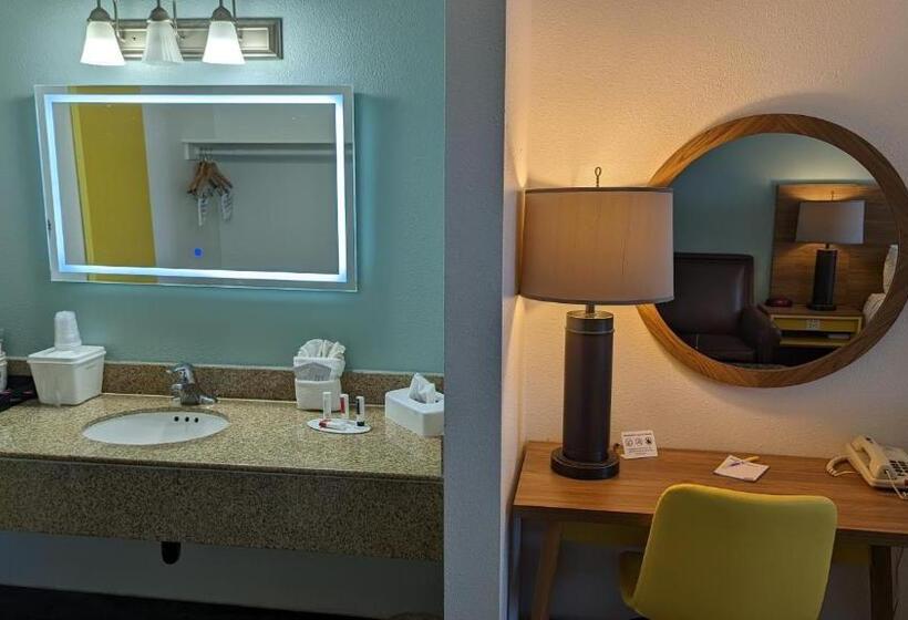 اتاق استاندارد با تخت بزرگ برای معلولان, Days Inn By Wyndham Lake Havasu