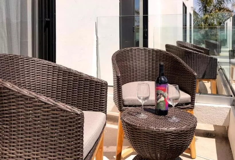 اتاق لوکس با تخت بزرگ, Sandcastle Hotel On The Beach