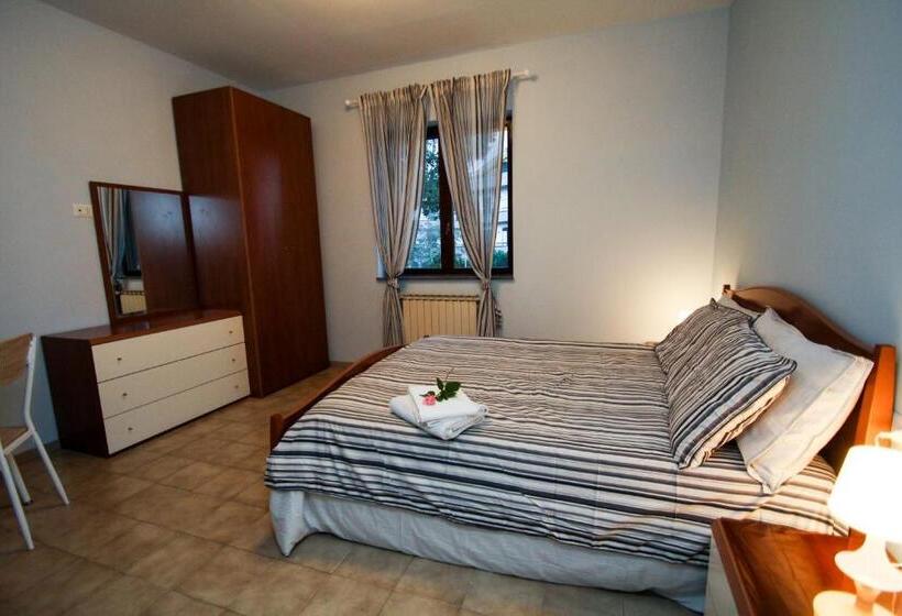اتاق خانوادگی, Acerorosso B&b