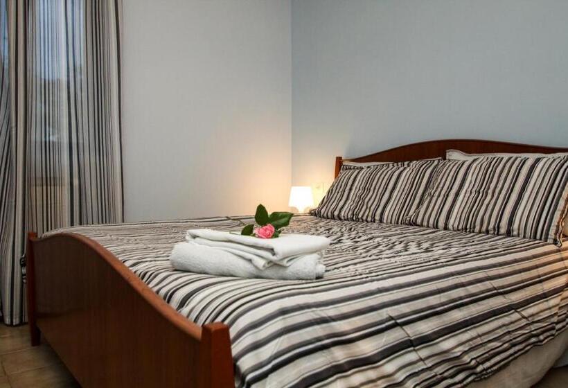 اتاق استاندارد سه نفره, Acerorosso B&b