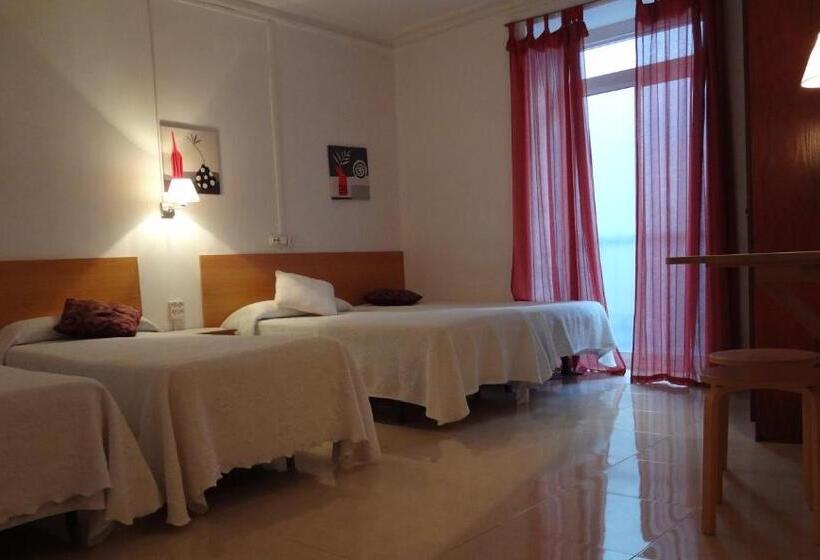 Номер Стандарт Четырехместный Совместный Санузел, Pensión Dani