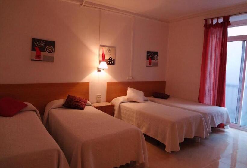 Номер Стандарт Четырехместный Совместный Санузел, Pensión Dani