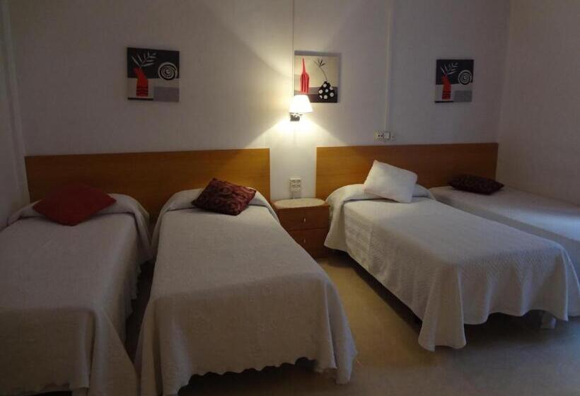 Номер Стандарт Четырехместный Совместный Санузел, Pensión Dani