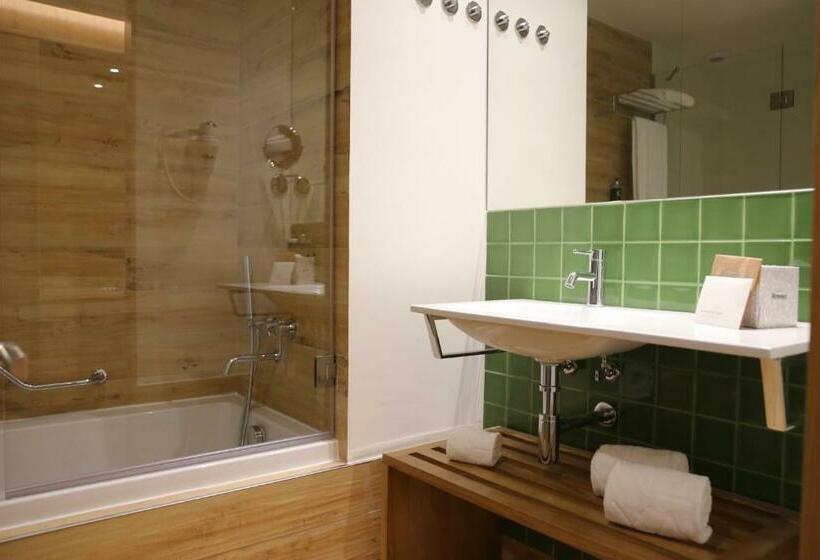 اتاق خانوادگی, Neya Porto