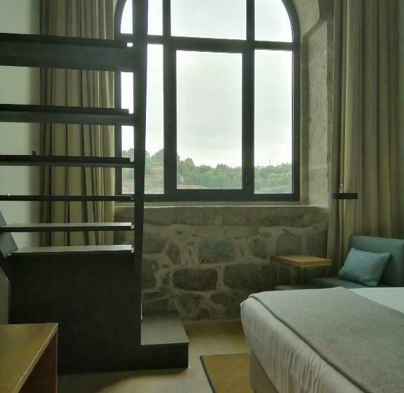 سوئیت با چشمانداز رودخانه, Neya Porto