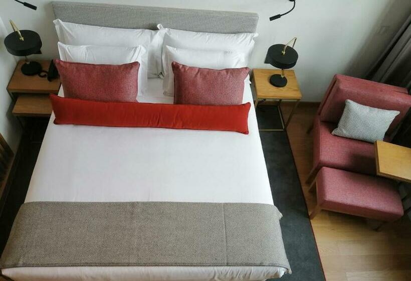 سوئیت با چشمانداز رودخانه, Neya Porto