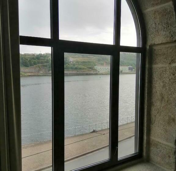 سوئیت با چشمانداز رودخانه, Neya Porto