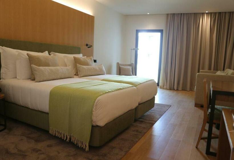 اتاق خانوادگی, Neya Porto