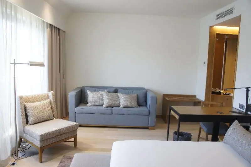 Deluxe Family Room